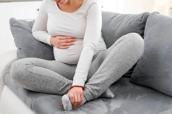 Mujer Cansada Cansada Embarazada Con Problemas Estómago Piernas Dolor Casa —  Fotos de Stock