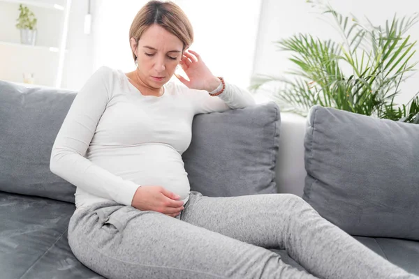 Zwanger Vermoeide Vermoeide Vrouw Met Maag Pijnproblemen Thuis Een Bank — Stockfoto