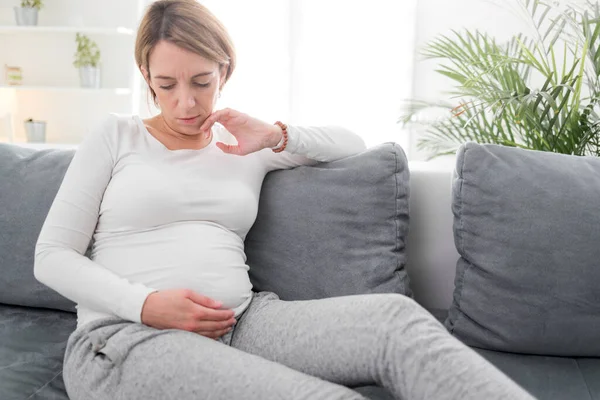 Zwanger Vermoeide Vermoeide Vrouw Met Maag Pijnproblemen Thuis Een Bank — Stockfoto