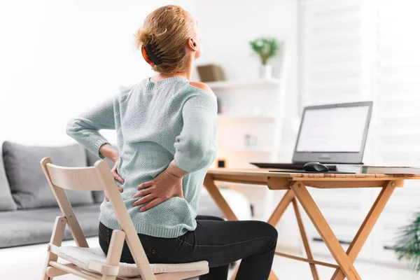 Mujer Trabajando Una Computadora Portátil Teniendo Dolor Espalda Cadera Columna — Foto de Stock