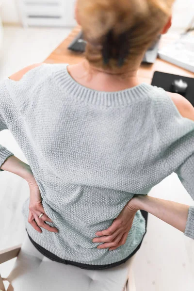 Mujer Trabajando Una Computadora Portátil Teniendo Dolor Espalda Cadera Columna — Foto de Stock