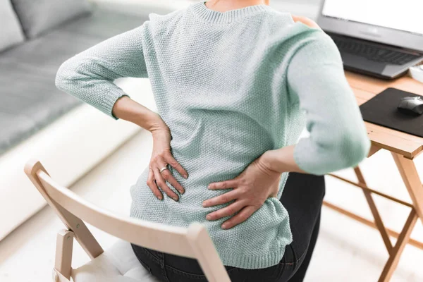 Mujer Trabajando Ordenador Portátil Con Dolor Cabeza Espalda Cadera Dolor — Foto de Stock