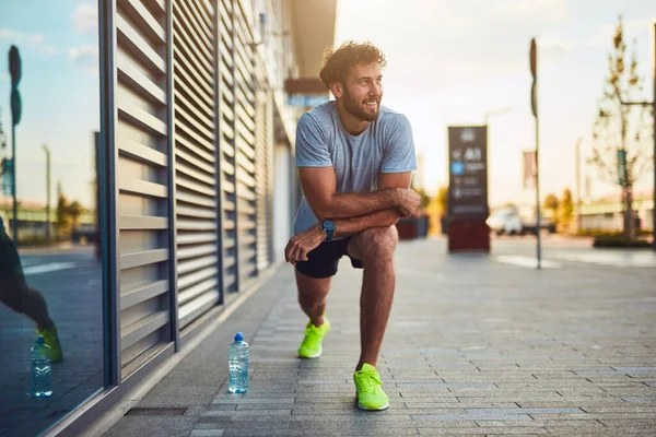 Joven Haciendo Ejercicio Estiramiento Zona Urbana — Foto de Stock