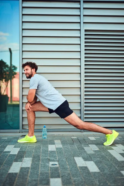 Joven Haciendo Ejercicio Estiramiento Zona Urbana — Foto de Stock