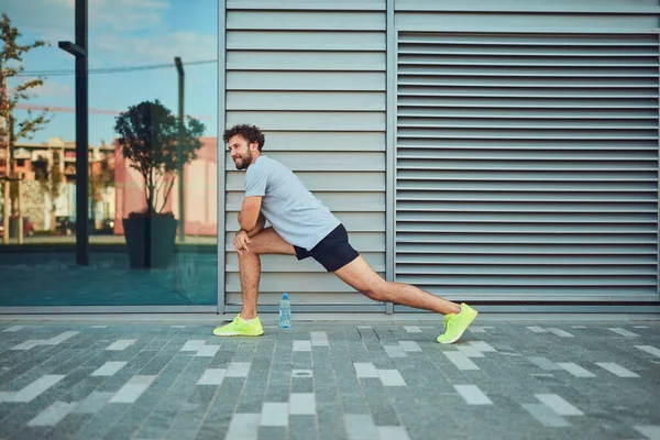 Joven Haciendo Ejercicio Estiramiento Zona Urbana — Foto de Stock