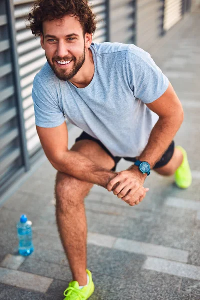 Joven Haciendo Ejercicio Estiramiento Zona Urbana — Foto de Stock