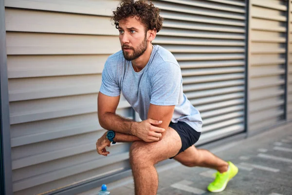 Joven Haciendo Ejercicio Estiramiento Zona Urbana — Foto de Stock