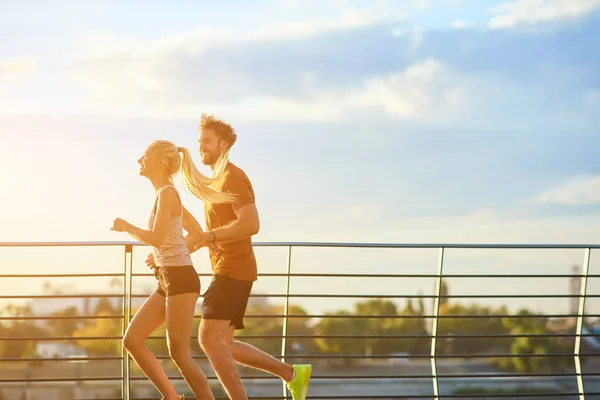 Mujer Moderna Hombre Trotando Haciendo Ejercicio Entorno Urbano Cerca Del — Foto de Stock