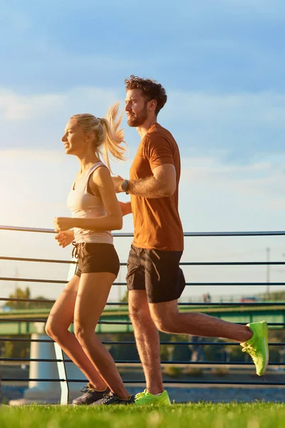 Mujer Moderna Hombre Trotando Haciendo Ejercicio Entorno Urbano Cerca Del — Foto de Stock