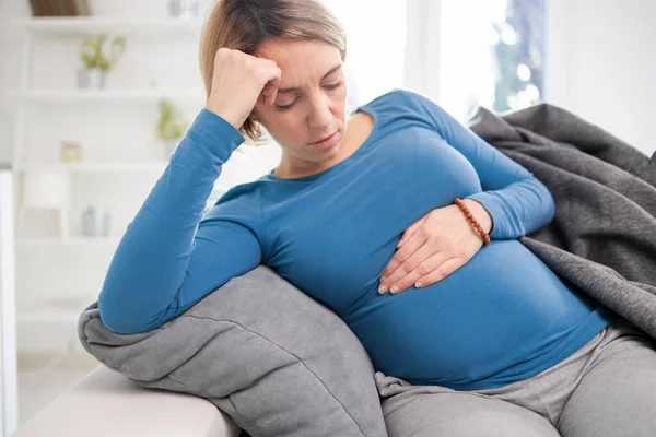 Zwanger Vermoeide Vermoeide Vrouw Met Maag Hoofdproblemen Thuis Een Bank — Stockfoto