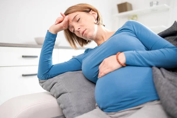 Embarazada Cansada Mujer Agotada Con Problemas Estómago Cabeza Casa Sofá — Foto de Stock