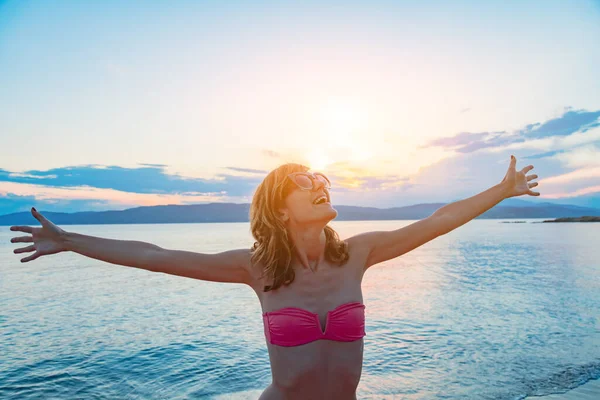 Mujer Disfrutando Agradables Días Tropicales Verano — Foto de Stock