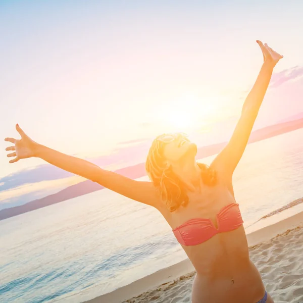 Mujer Disfrutando Agradables Días Tropicales Verano — Foto de Stock