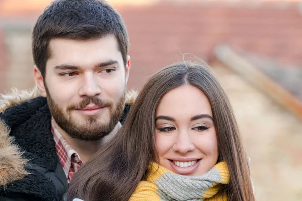 Genç Çift Şehir Ortamında Eğleniyor — Stok fotoğraf