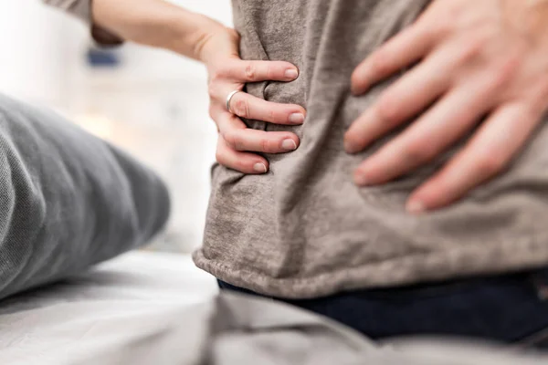 Femme Réveillant Sur Lit Étirement Matinal Douleur Dans Dos Hanche — Photo