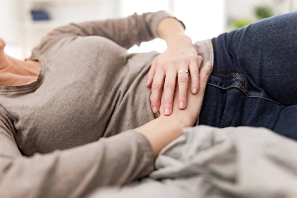 疲惫不堪的女人 家里有胃病 躺在沙发上 怀孕了 — 图库照片