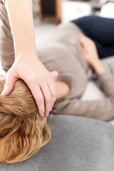 Cansada Mujer Exhausta Con Problemas Estómago Casa Sofá Estar Enferma — Foto de Stock