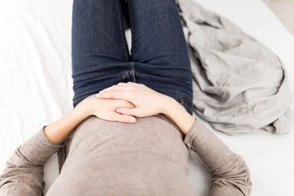 Moe Vermoeide Vrouw Met Maagproblemen Thuis Een Bank Ziek Zwanger — Stockfoto