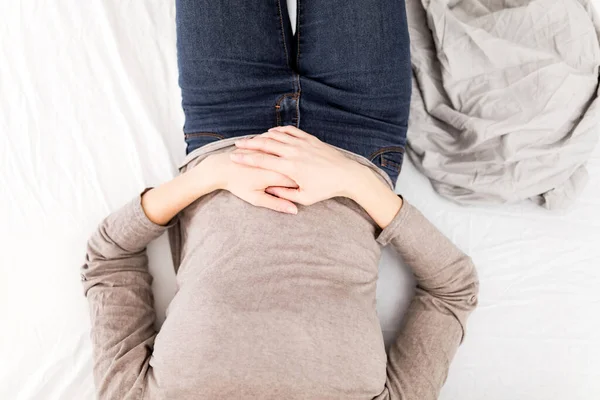 疲惫不堪的女人 家里有胃病 躺在沙发上 怀孕了 — 图库照片