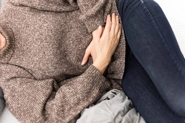 Stanco Donna Esausta Con Problemi Stomaco Casa Divano Essendo Malato — Foto Stock