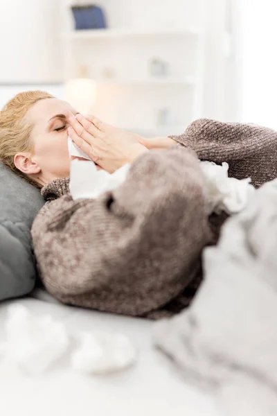 Vrouw Ziek Bed Griep Virusinfecties Allergie Seizoensgebonden Gezondheidsproblemen — Stockfoto
