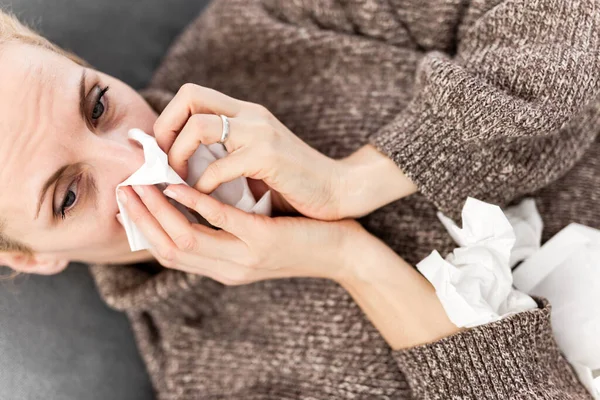 Mujer Enferma Cama Infecciones Por Gripe Virus Alergia Problemas Salud —  Fotos de Stock