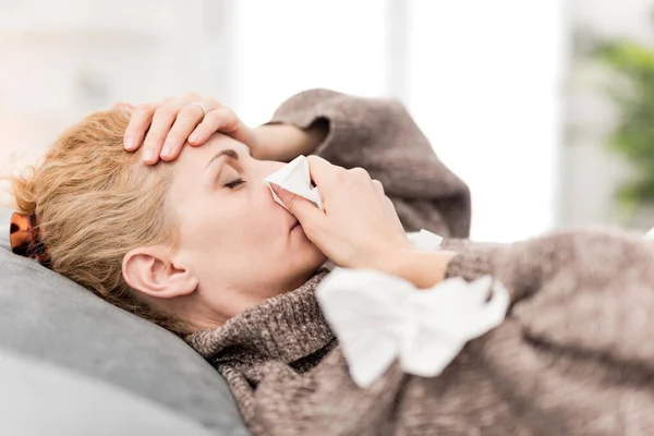 Vrouw Ziek Bed Griep Virusinfecties Allergie Seizoensgebonden Gezondheidsproblemen — Stockfoto