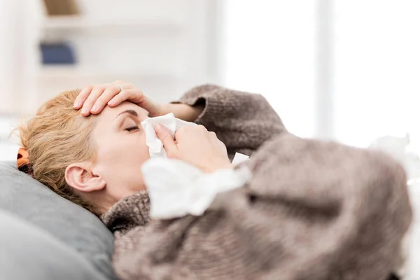 Mujer Enferma Cama Infecciones Por Gripe Virus Alergia Problemas Salud —  Fotos de Stock