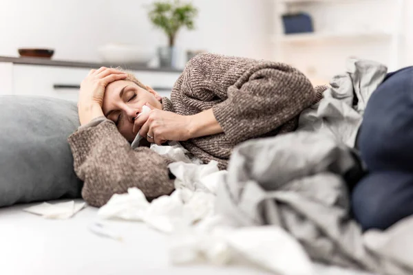 Vrouw Ziek Bed Griep Virusinfecties Allergie Seizoensgebonden Gezondheidsproblemen — Stockfoto