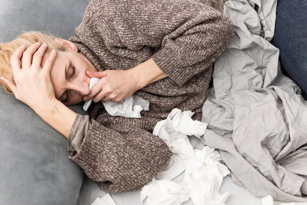 ベッドで病気の女性 インフルエンザやウイルス感染症 アレルギー 季節の健康問題 — ストック写真