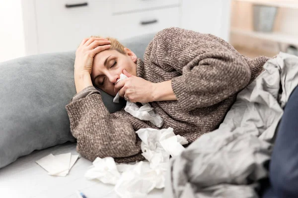 Vrouw Ziek Bed Griep Virusinfecties Allergie Seizoensgebonden Gezondheidsproblemen — Stockfoto