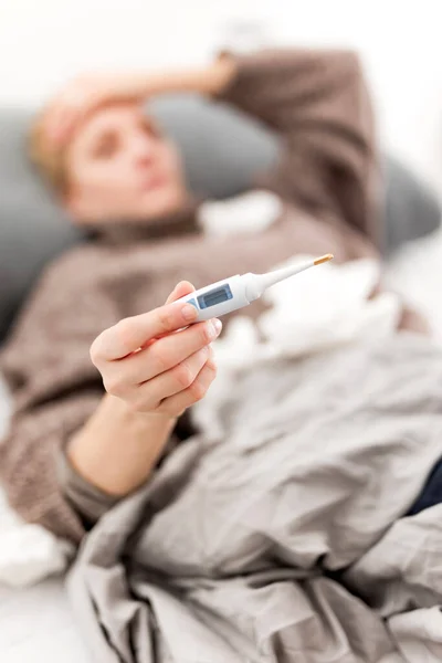 Donna Malata Letto Infezioni Virus Influenza Allergie Problemi Salute Stagionali — Foto Stock