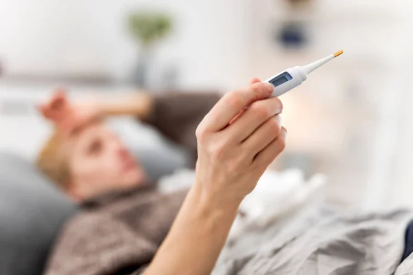 Γυναίκα Άρρωστος Στο Κρεβάτι Γρίπη Και Λοιμώξεις Του Ιού Αλλεργία — Φωτογραφία Αρχείου