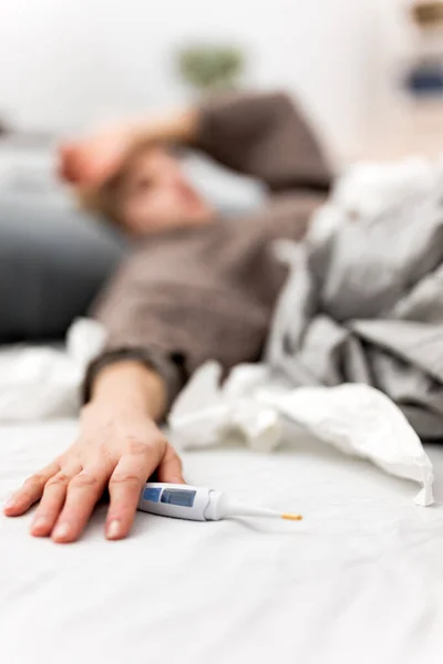 Γυναίκα Άρρωστος Στο Κρεβάτι Γρίπη Και Λοιμώξεις Του Ιού Αλλεργία — Φωτογραφία Αρχείου