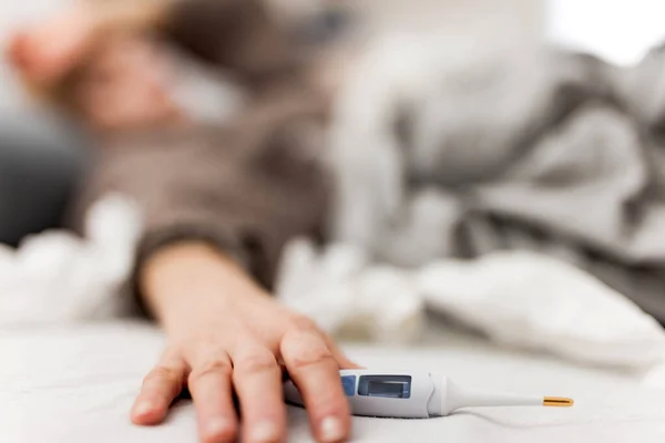 Yatakta Hasta Bir Kadın Grip Virüs Enfeksiyonları Alerji Mevsimsel Sağlık — Stok fotoğraf