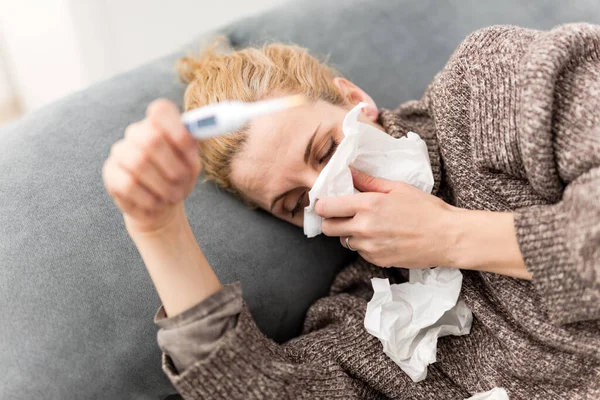 Žena Nemocná Posteli Chřipka Virové Infekce Alergie Sezónní Zdravotní Problémy — Stock fotografie