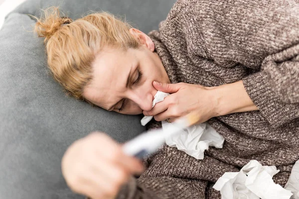 Mujer Enferma Cama Infecciones Por Gripe Virus Alergia Problemas Salud —  Fotos de Stock