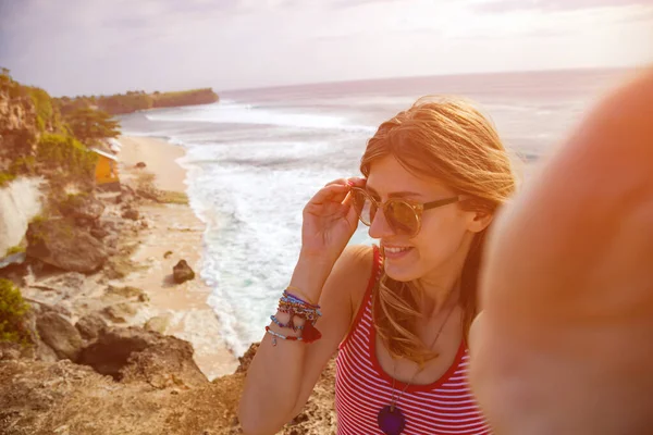 Sonriente Chica Haciendo Selfie Desde Alto Acantilado Del Océano — Foto de Stock