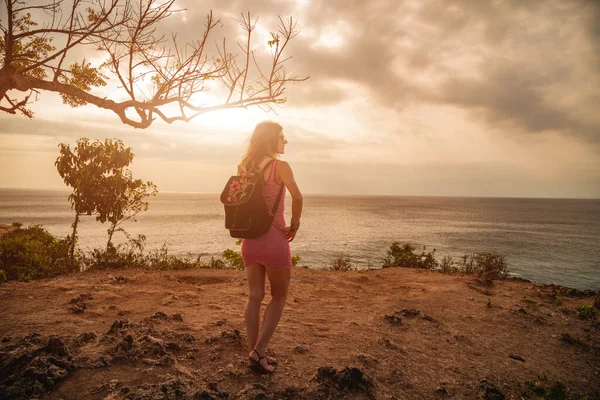 Mujer Mirando Lejanos Paisajes Marinos Desde Alto Acantilado Oceánico — Foto de Stock