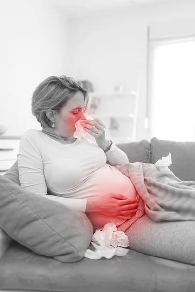 Embarazada Cansada Mujer Agotada Con Problemas Estómago Cabeza Casa Sofá —  Fotos de Stock