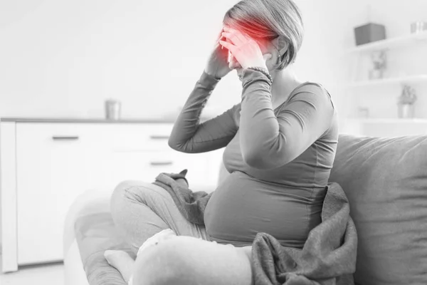 Hamil Lelah Wanita Dengan Masalah Kepala Rumah Sofa Sakit — Stok Foto