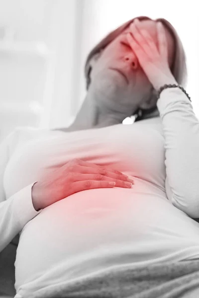 Embarazada Cansada Mujer Agotada Con Problemas Estómago Cabeza Casa Sofá —  Fotos de Stock