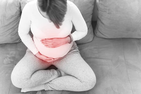 Embarazada Cansada Mujer Agotada Con Problemas Estómago Casa Sofá Estar —  Fotos de Stock