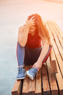 Genç sporcu kadın spor yaparken ve parkta koşarken acı / sakatlık yaşıyor..