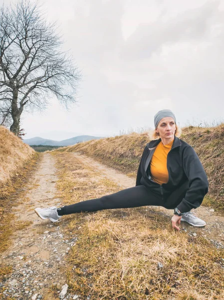 Femme Adulte Jogging Exercice Sur Une Route Montagne Dans Nature — Photo