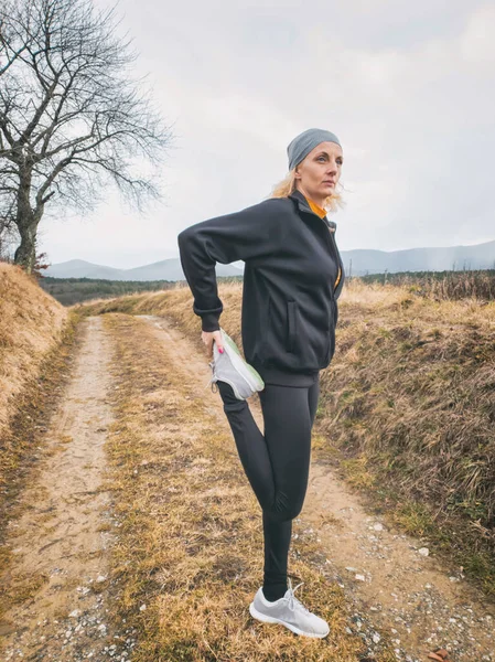 Femme Adulte Jogging Exercice Sur Une Route Montagne Dans Nature — Photo