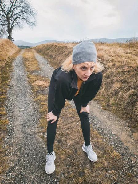 Femme Adulte Jogging Exercice Sur Une Route Montagne Dans Nature — Photo