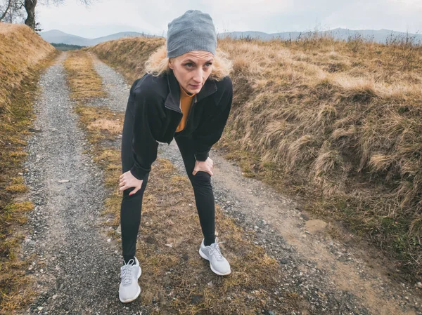 Femme Adulte Jogging Exercice Sur Une Route Montagne Dans Nature — Photo