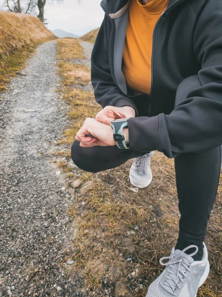 Femme Adulte Jogging Exercice Sur Une Route Montagne Dans Nature — Photo