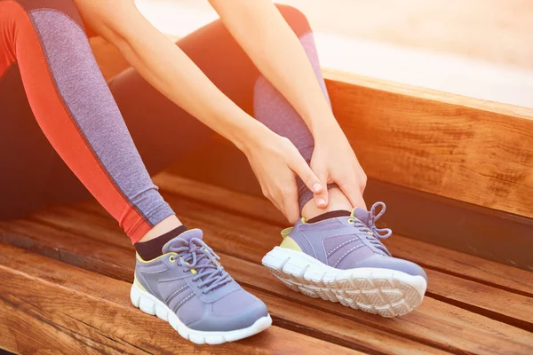 Joven Deportista Con Dolor Lesión Durante Ejercicio Trotar Parque — Foto de Stock